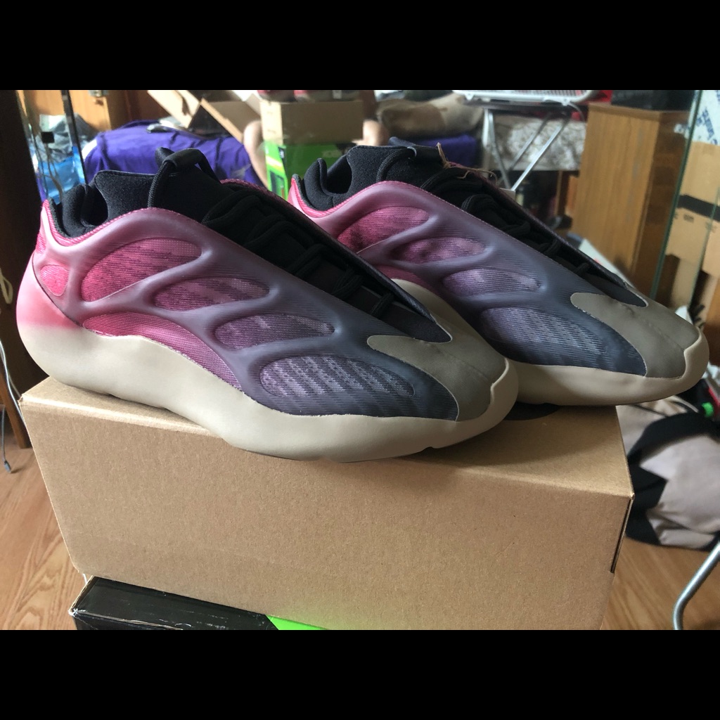 Yeezy 700 V2 Carbon Size 9